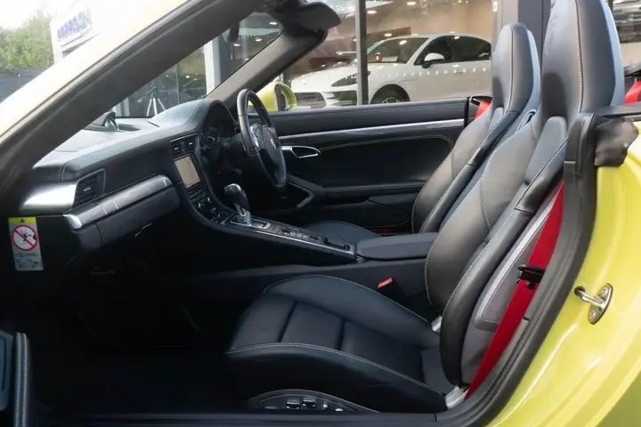 Porsche 911 2021 photo 2