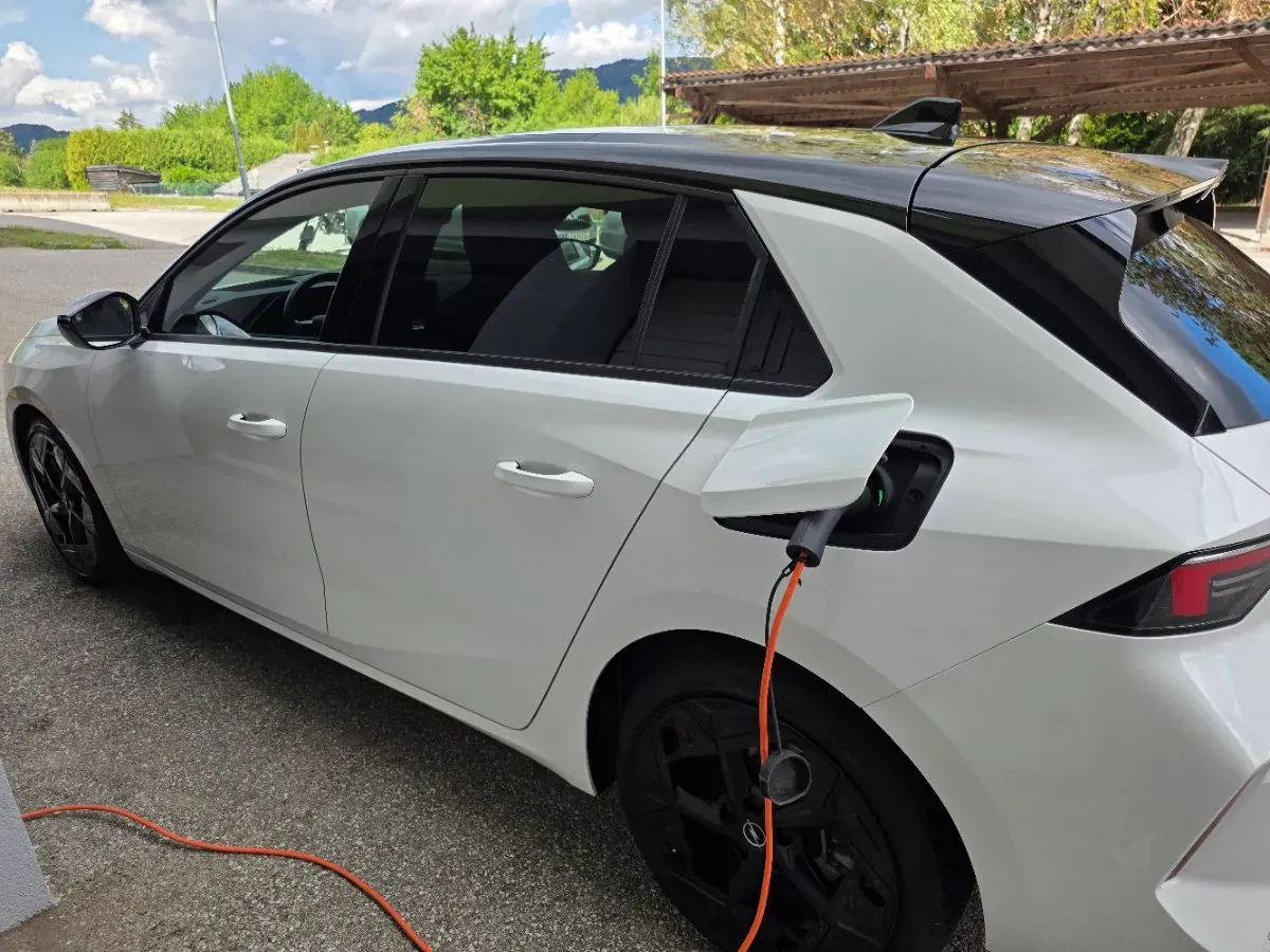 Opel Astra 2023 photo 2