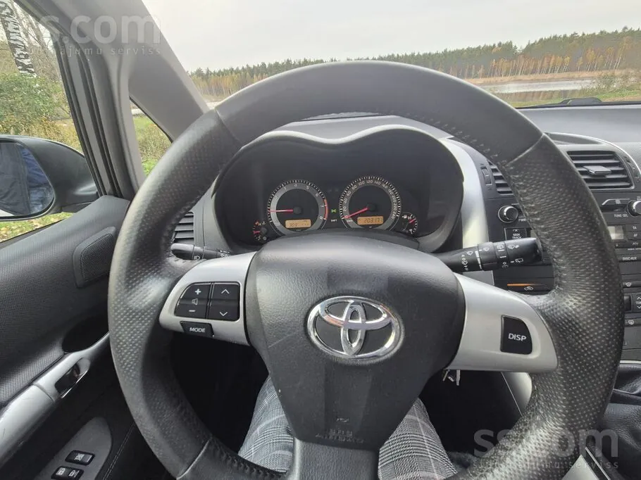 Toyota Auris 2012 photo 4