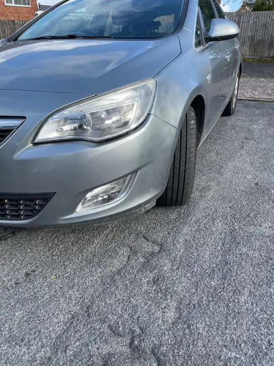 Vauxhall Astra 2012 photo 2