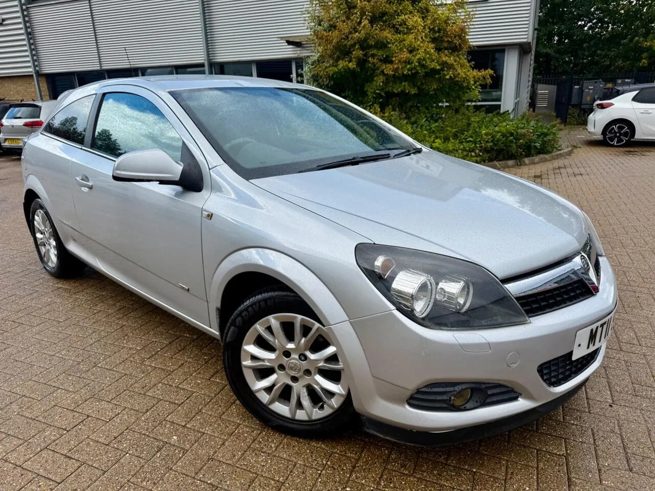 Vauxhall Astra 2011 photo 2