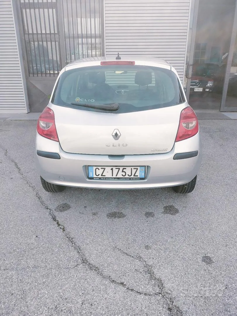 Renault Clio 2006 photo 3