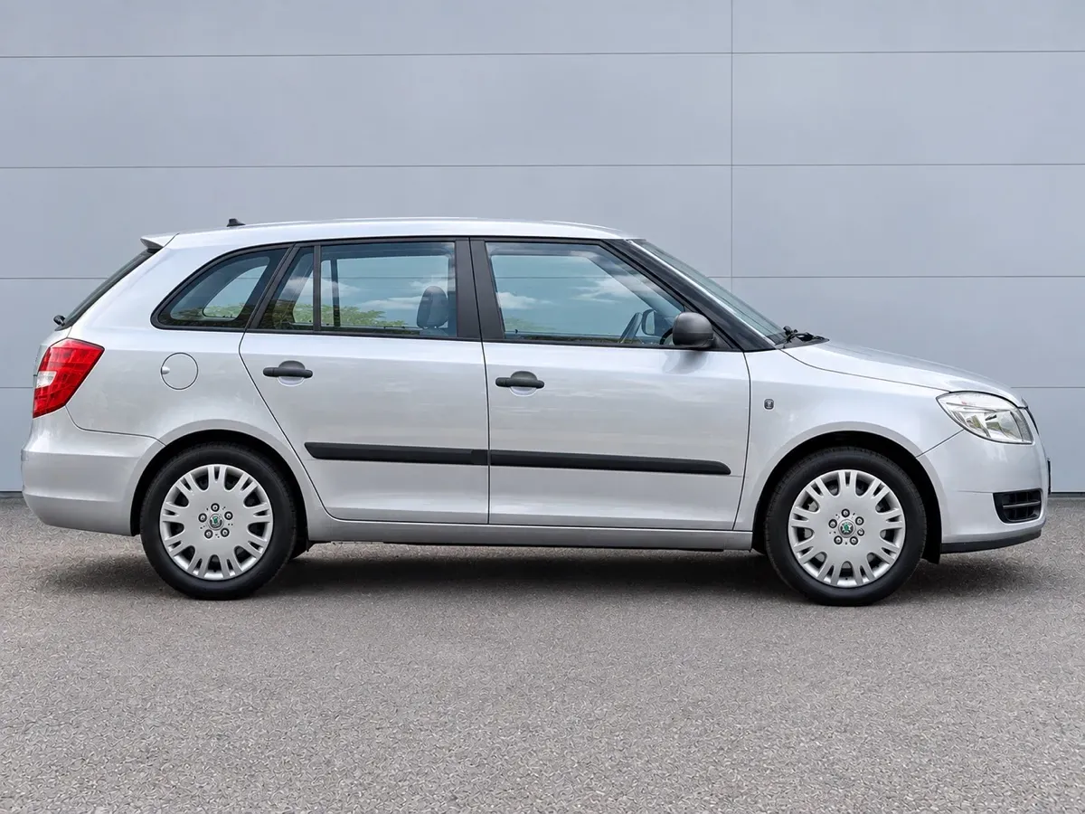 Skoda Fabia 2009 photo 2