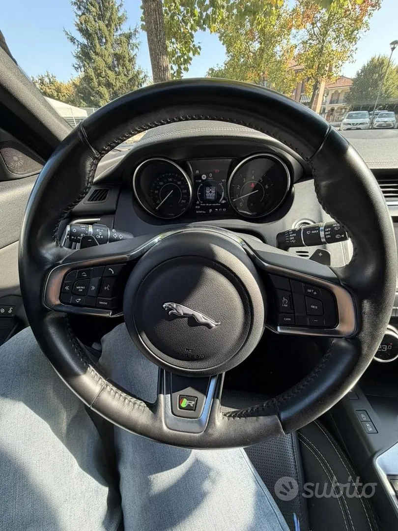 Jaguar E-Pace 2018 photo 2