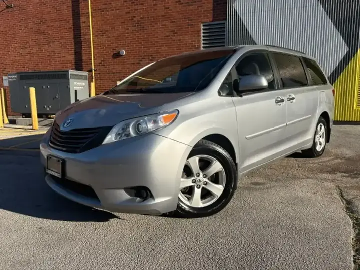 Toyota Sienna 2017 photo 3