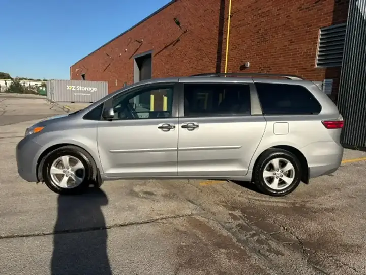 Toyota Sienna 2017 photo 4