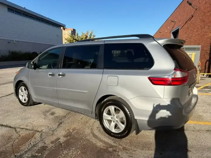 Toyota Sienna 2017 photo 5