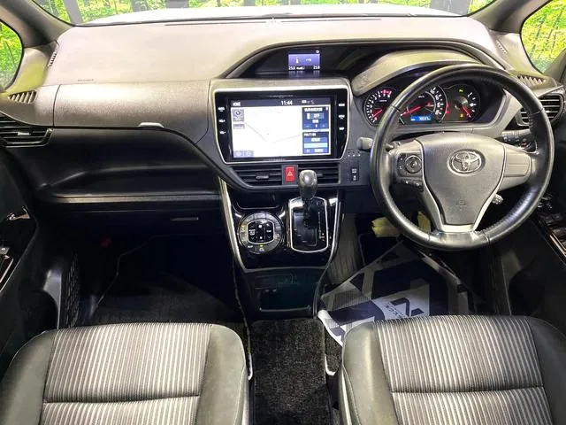 Toyota Voxy 2019 photo 2