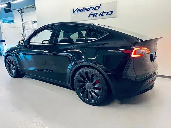 Tesla Model Y 2025 photo 4