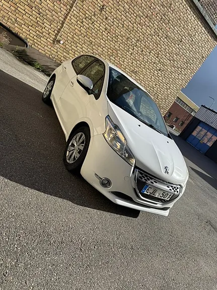 Peugeot 208 2013 photo 2