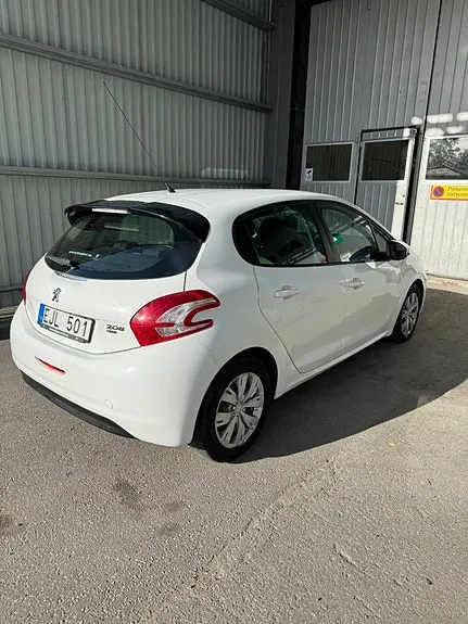 Peugeot 208 2013 photo 4