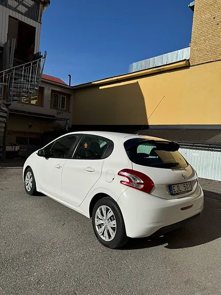 Peugeot 208 2013 photo 3