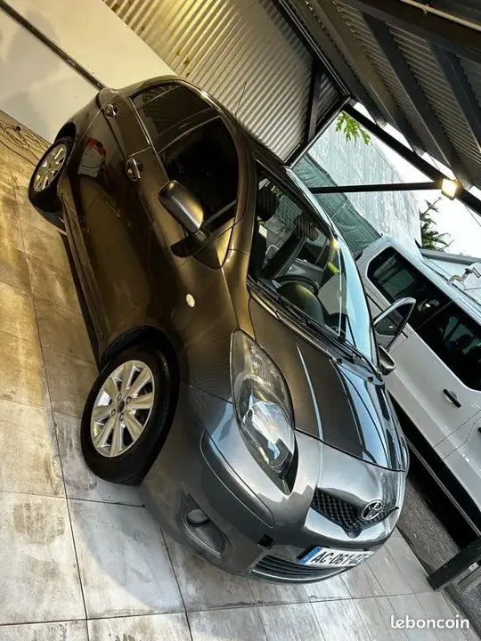 Toyota Yaris 2009 photo 2