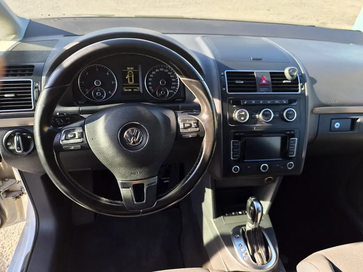 Volkswagen Touran 2013 photo 2