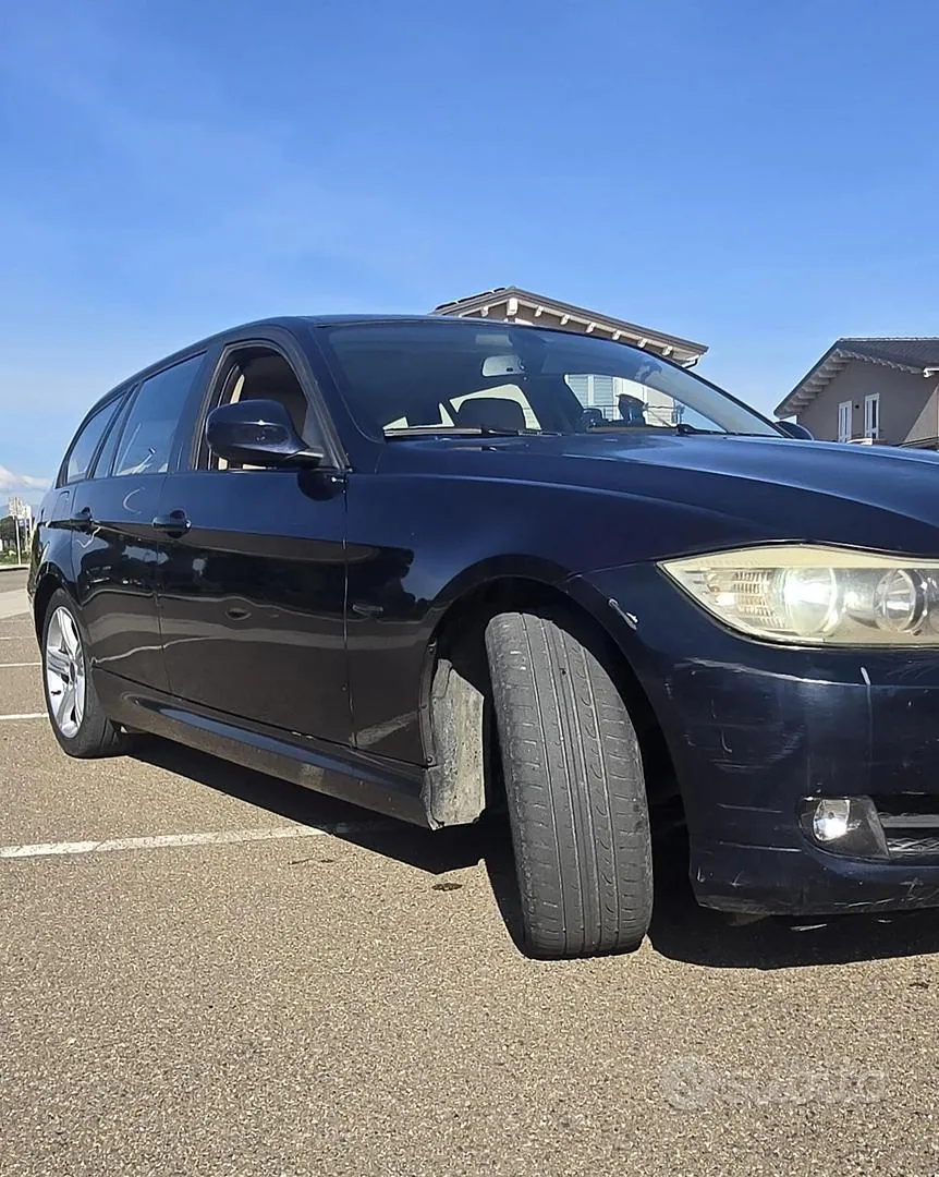 BMW 318D Touring 2009 photo 2