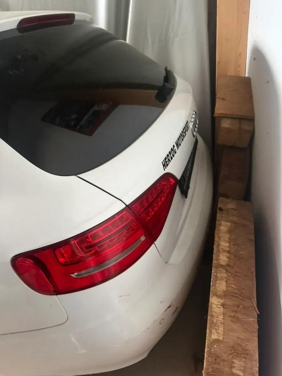 Audi A4 2010 photo 2