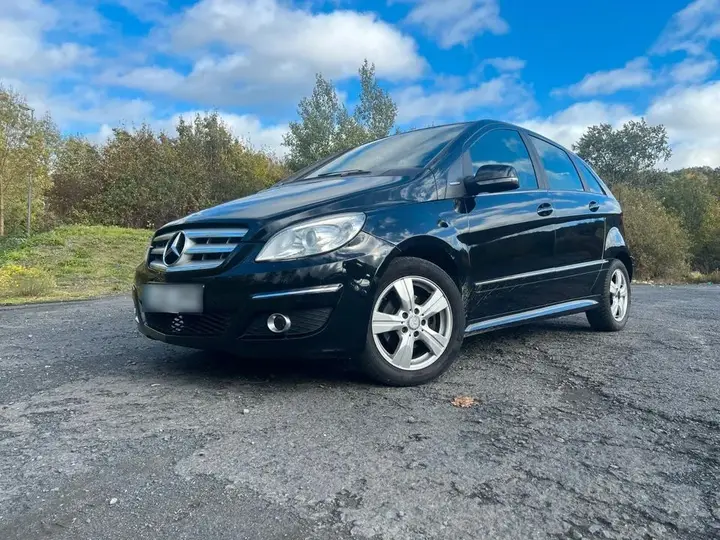 Mercedes-Benz B 180