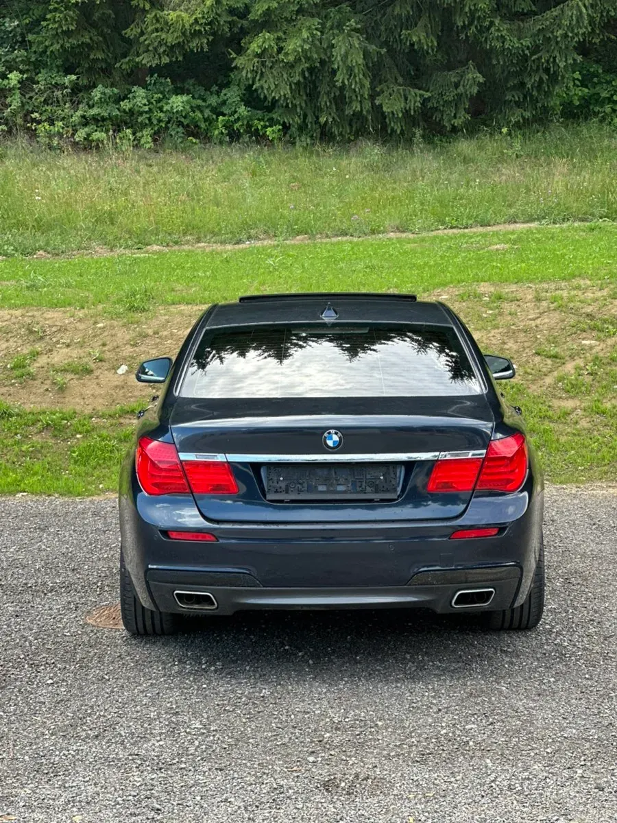 BMW 7 Series 2009 photo 2