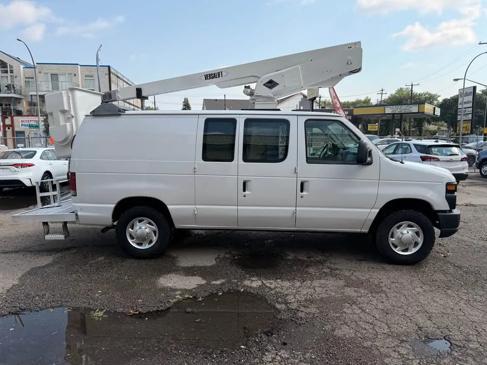 Ford E-350 Super Duty 2009 photo 2