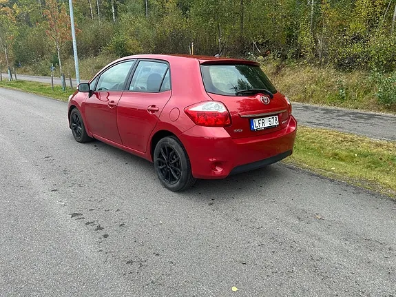 Toyota Auris 2011 photo 2