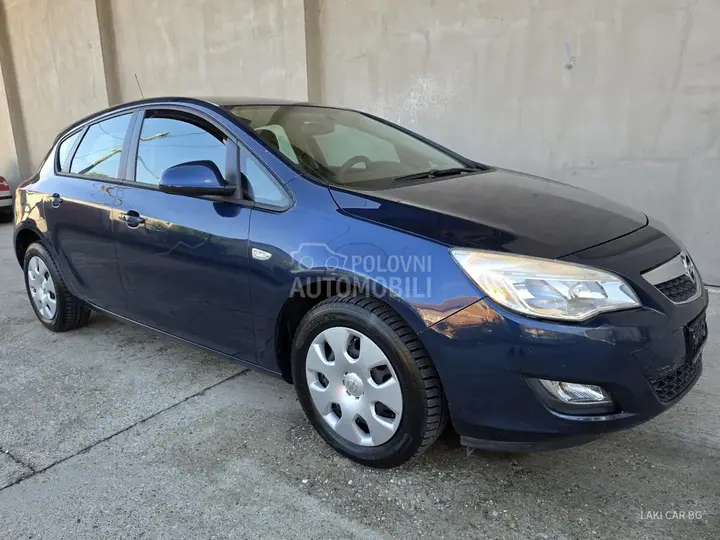 Opel Astra J 2010 photo 3