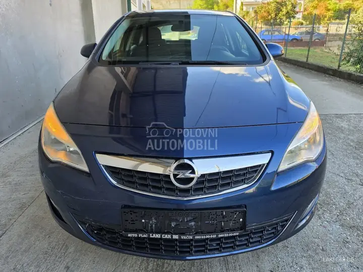Opel Astra J 2010 photo 2
