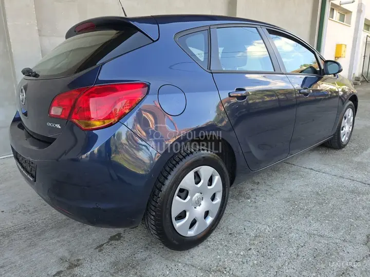 Opel Astra J 2010 photo 5