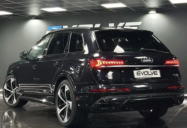 Audi Q7 2021 photo 2