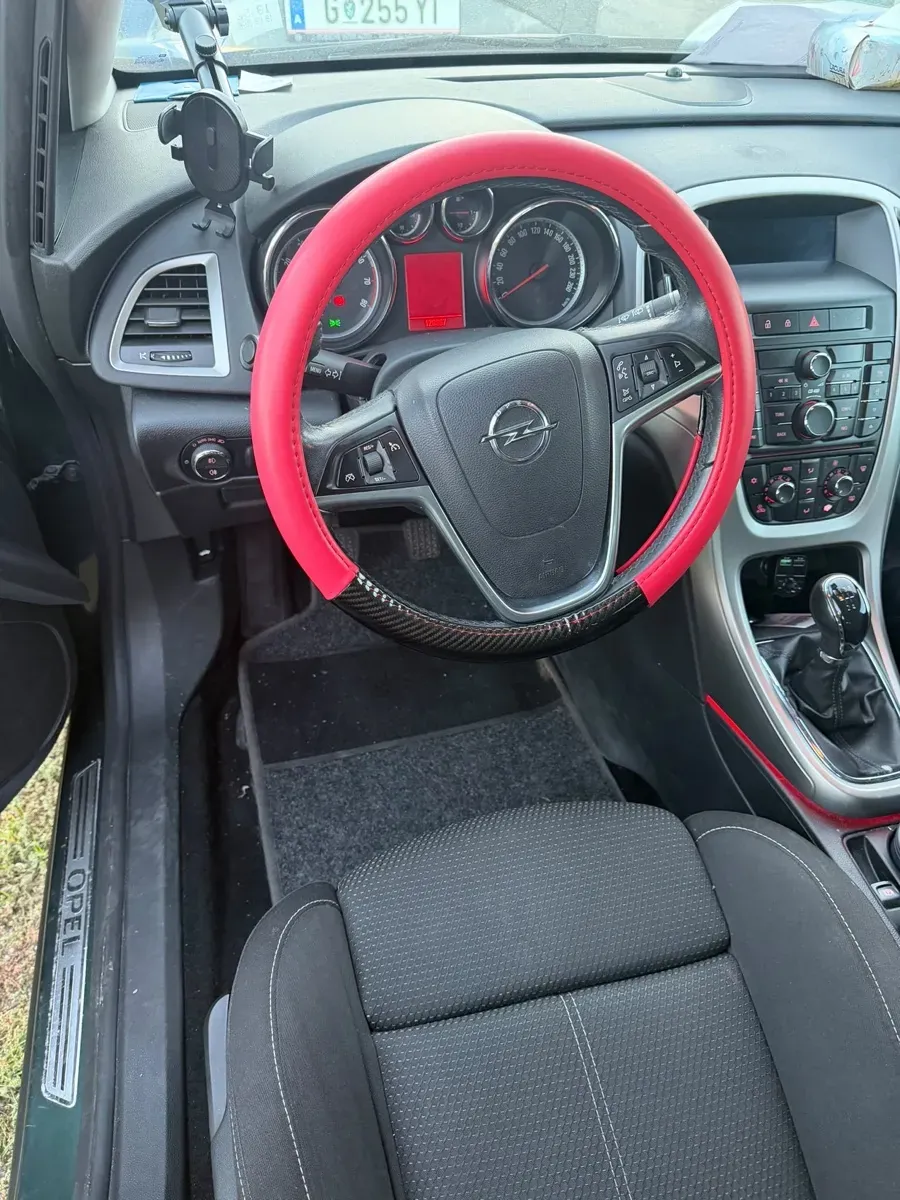 Opel Astra 2010 photo 2