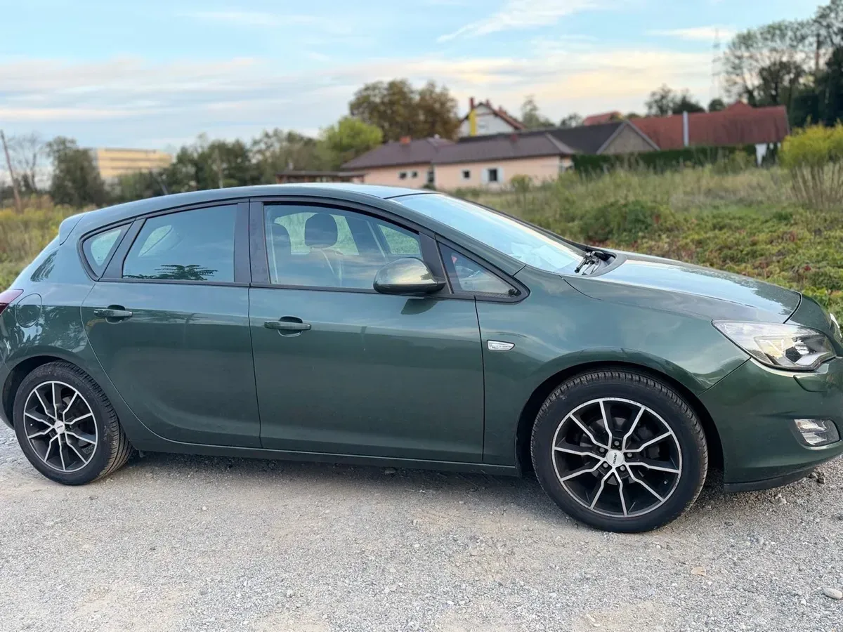 Opel Astra 2010 photo 3