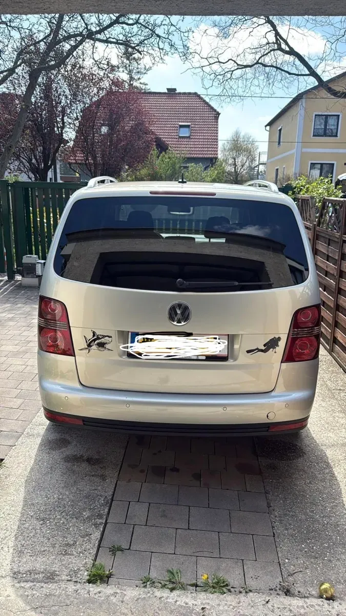 Volkswagen Touran 2009 photo 2
