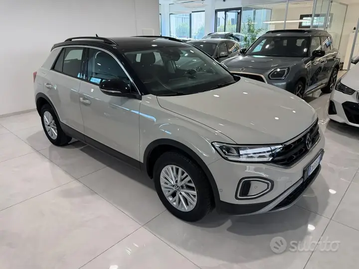 Volkswagen T-Roc 2023 photo 2