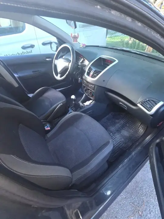 Peugeot 207 2010 photo 3