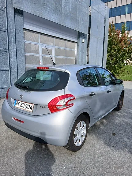 Peugeot 208 2012 photo 2