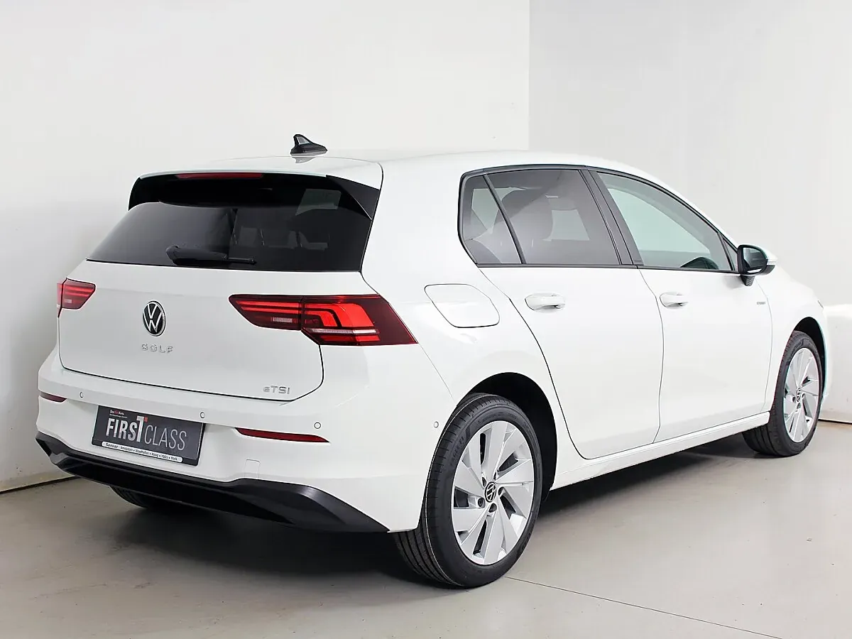 Volkswagen Golf 2026 photo 2