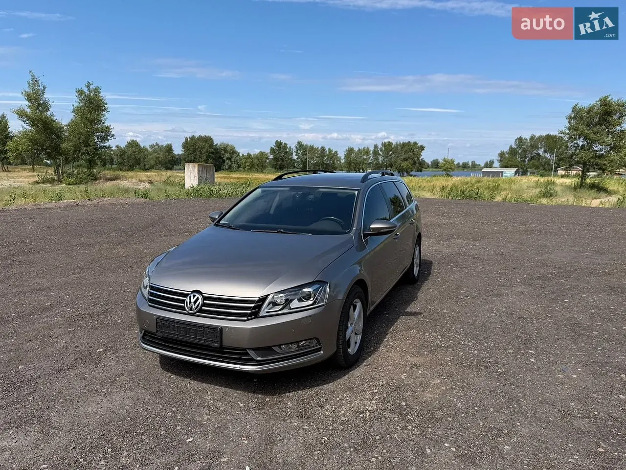 Volkswagen Passat 2011 photo 2