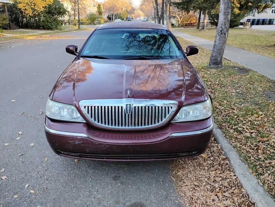 Lincoln Town Car 2003 photo 2