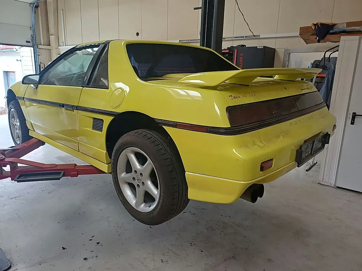 Pontiac Fiero 1987 photo 2