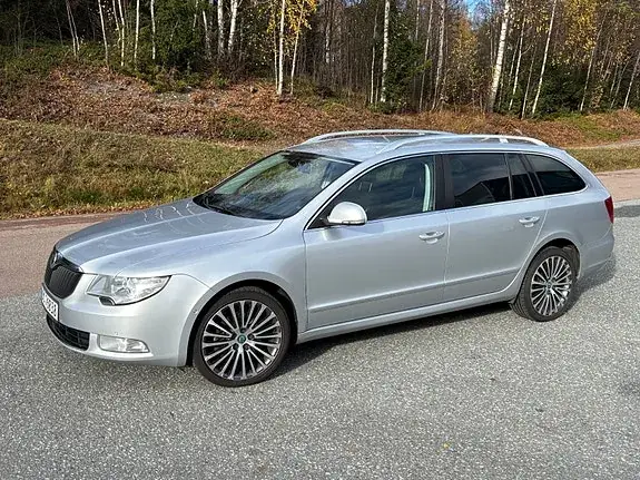 Skoda Superb 2013 photo 2