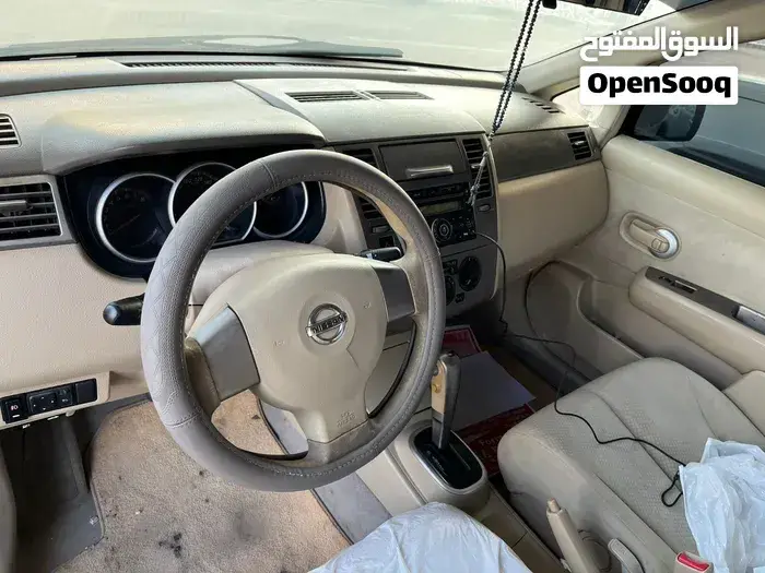 Nissan Tiida 2011 photo 2