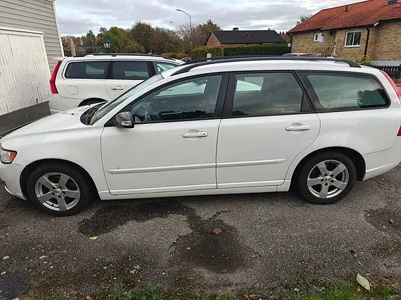 Volvo V50 2010 photo 2