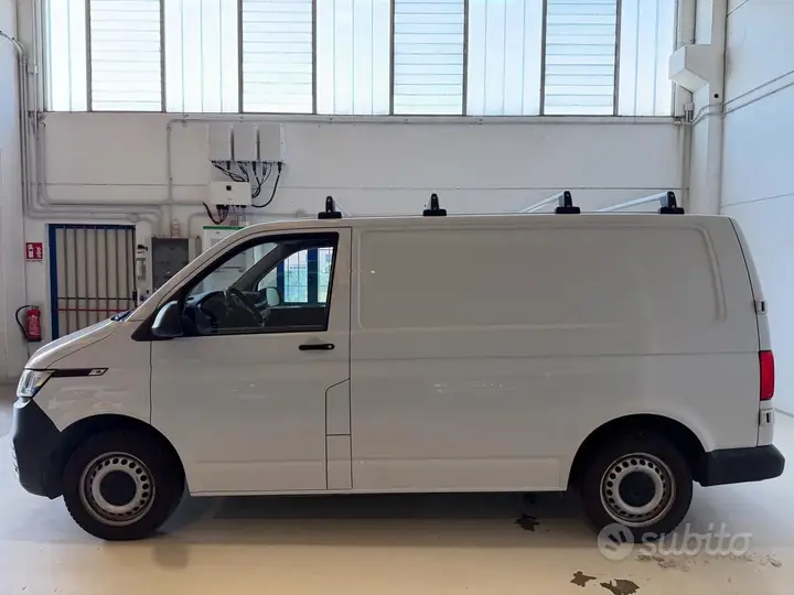 Volkswagen Transporter 2022 photo 2