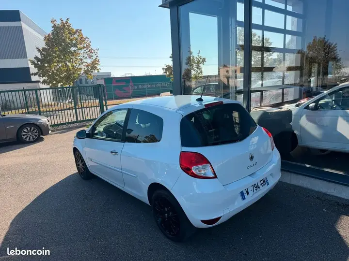 Renault Clio 2009 photo 3