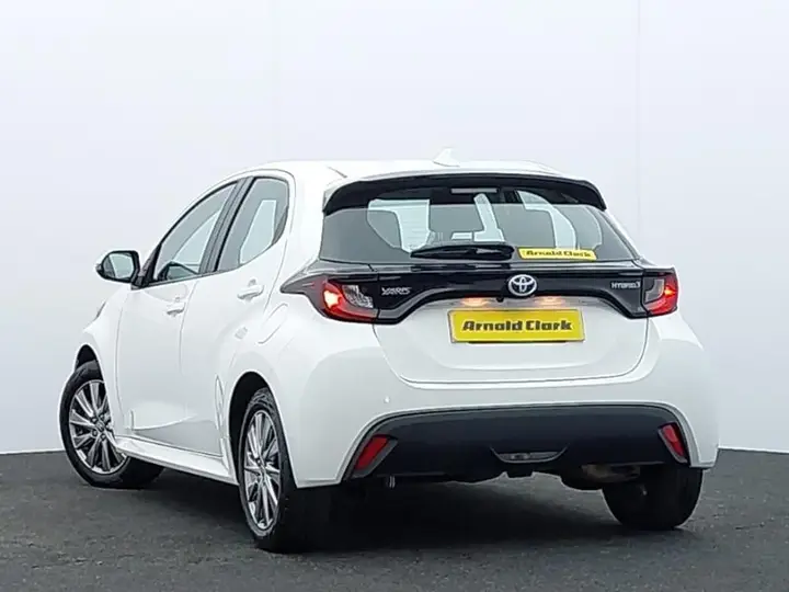 Toyota Yaris 2023 photo 2