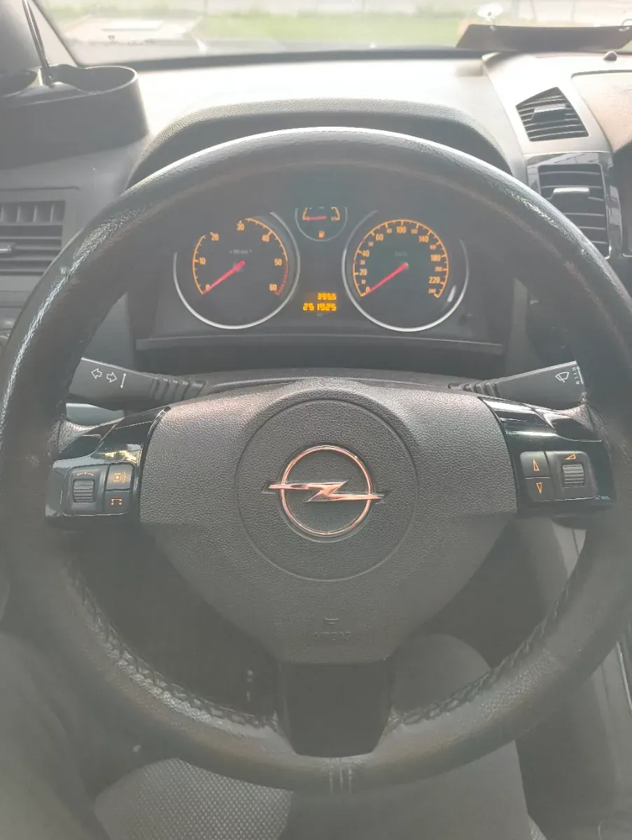 Opel Zafira 2012 photo 2
