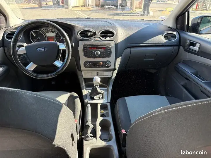 Ford Focus 2010 photo 3