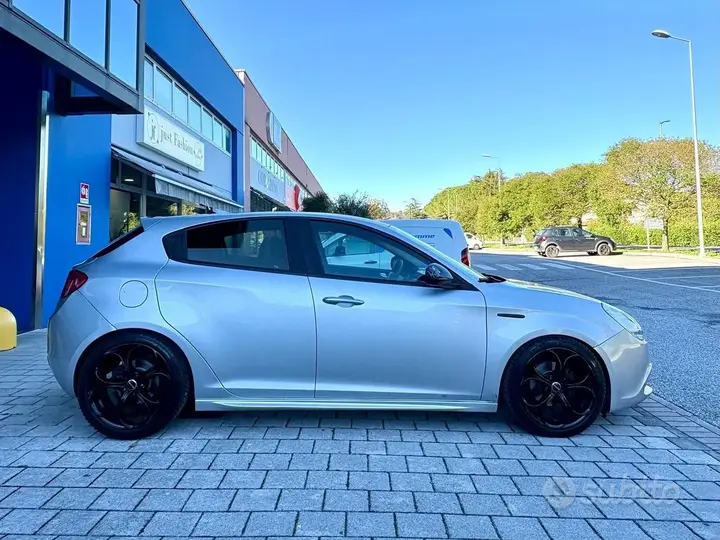 Alfa Romeo Giulietta 2010 photo 5