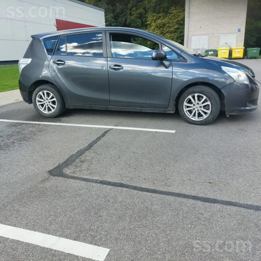 Toyota Verso 2011 photo 2