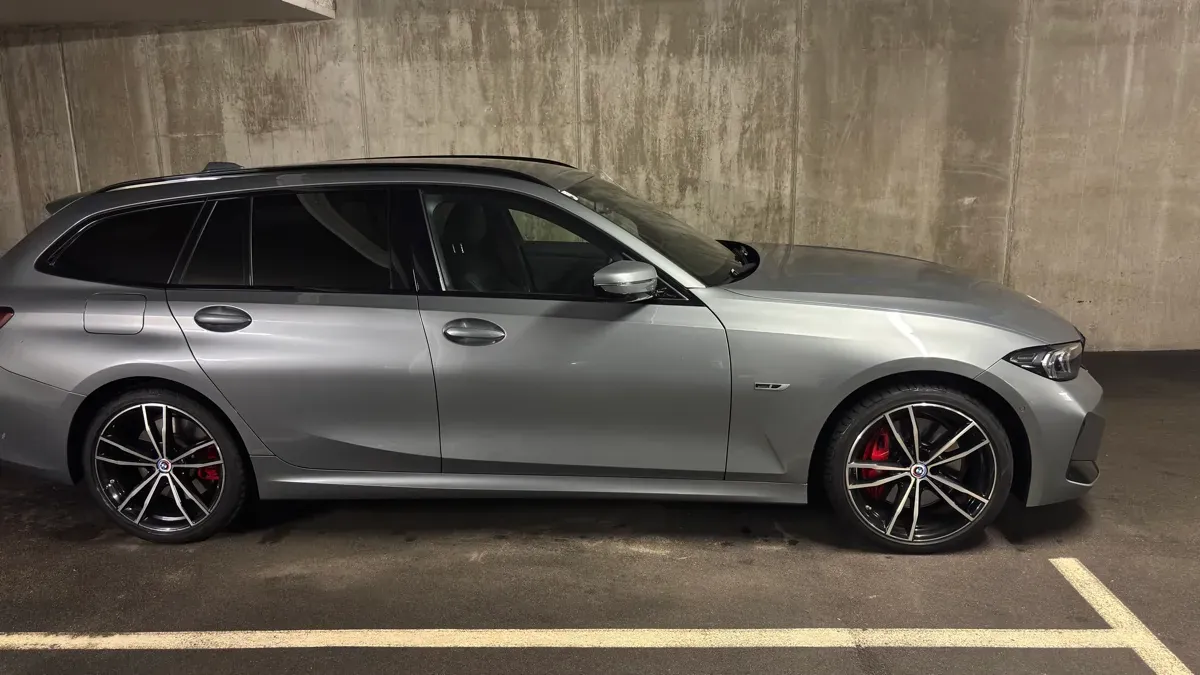 BMW 3 Series 2023 photo 2