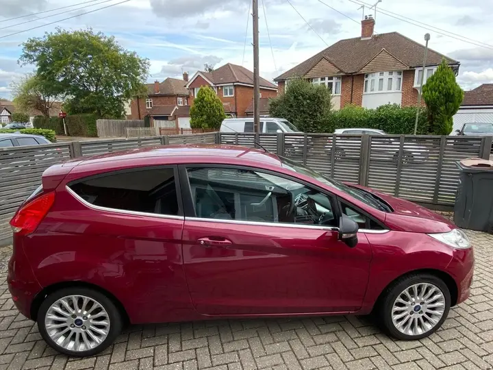 Ford Fiesta 2012 photo 2